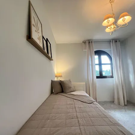 Lirio & Parking & Piscina Apartment *
