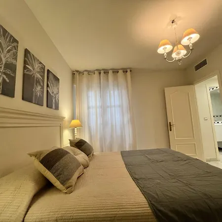 Lirio & Parking & Piscina Apartment *