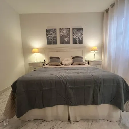 Lirio & Parking & Piscina Apartment