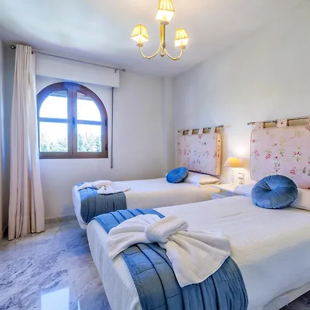 Lirio & Parking & Piscina Apartment