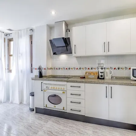Lirio & Parking & Piscina Apartment *