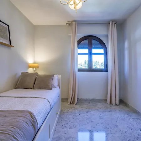 Lirio & Parking & Piscina Apartment
