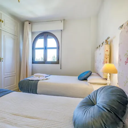 Lirio & Parking & Piscina Apartment Cordoba