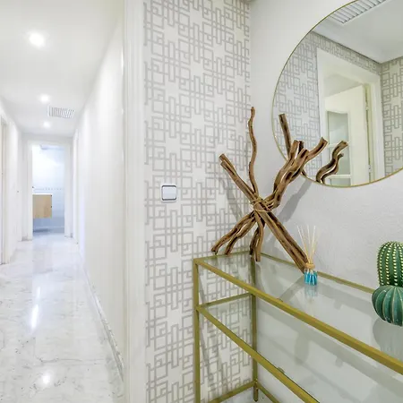 Lirio & Parking & Piscina Apartment *