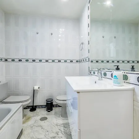 Lirio & Parking & Piscina Apartment *