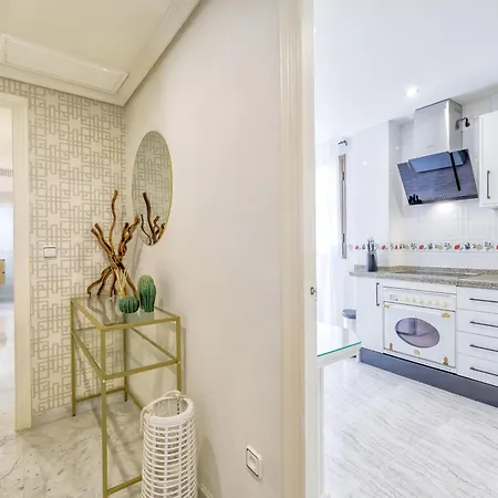 Lirio & Parking & Piscina Apartment *