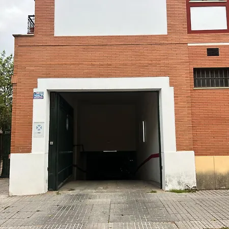 Lirio & Parking & Piscina Apartment *